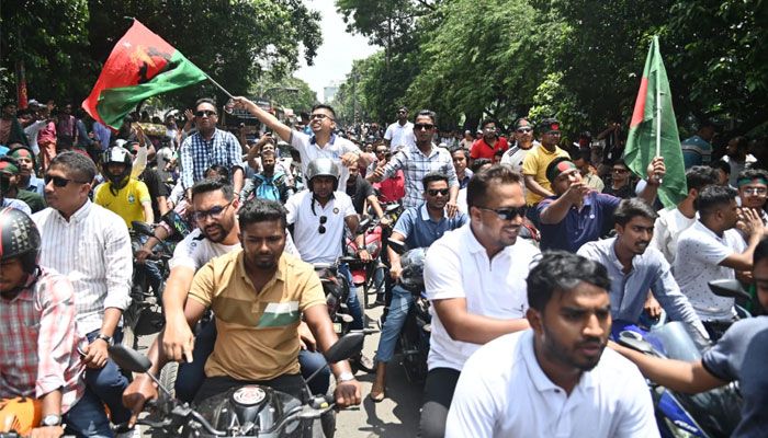 কাঁটাতারে ঘেরা ধানমন্ডি ৩২