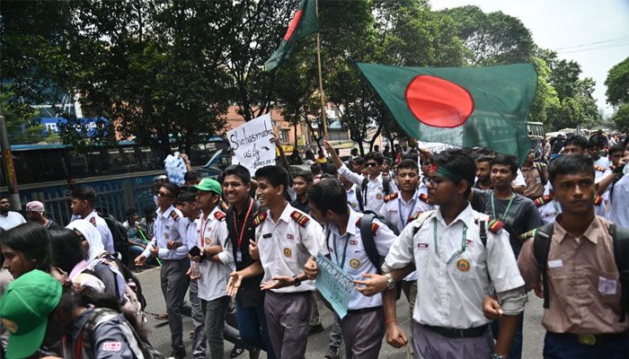 কাঁটাতারে ঘেরা ধানমন্ডি ৩২