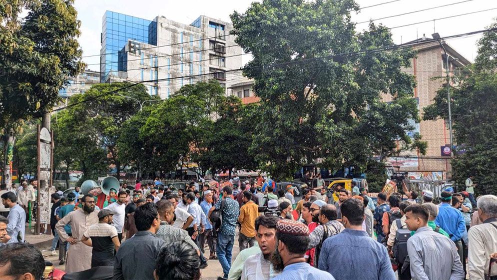 কাঁটাতারে ঘেরা ধানমন্ডি ৩২