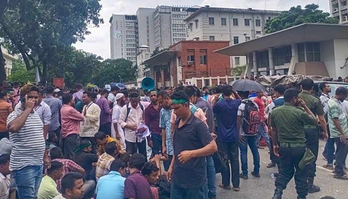 সরকারি প্রাথমিক বিদ্যালয়ের দপ্তরিদের সচিবালয় ঘেরাও