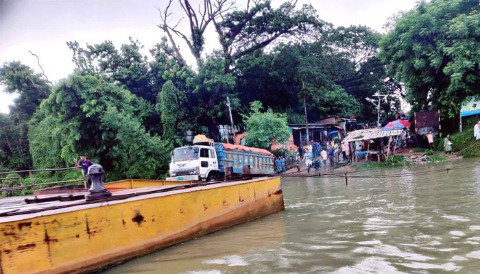 চন্দ্রঘোনা ফেরিঘাটে দুর্ঘটনা, বন্ধ ফেরি চলাচল