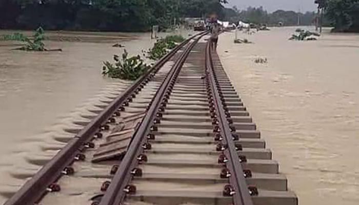 ডুবেছে রেললাইন, চট্টগ্রাম থেকে ট্রেন চলাচল বন্ধ ঘোষণা