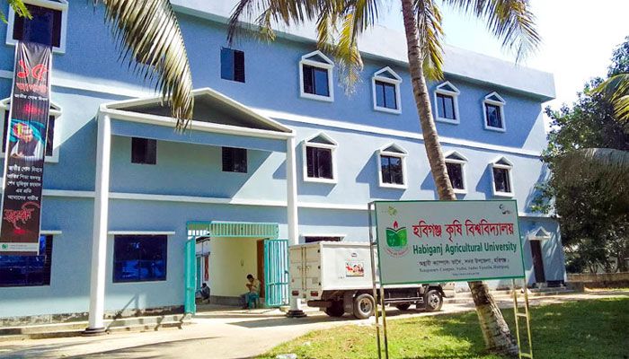 ঘোড়ায় চড়ে হেঁটে চলেছে হবিগঞ্জ কৃষি বিশ্ববিদ্যালয়