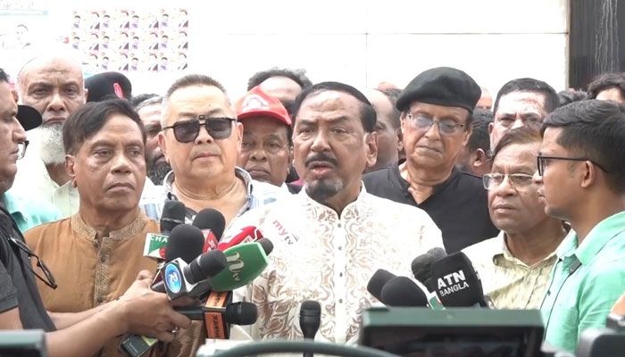 শেরেবাংলা নগরে প্রয়াত রাষ্ট্রপতি জিয়াউর রহমানের কবরে পুস্পমাল্য অর্পনের পর কথা বলেন অবসরপ্রাপ্ত মেজর হাফিজ উদ্দিন আহমেদ। প্রবা ফটো