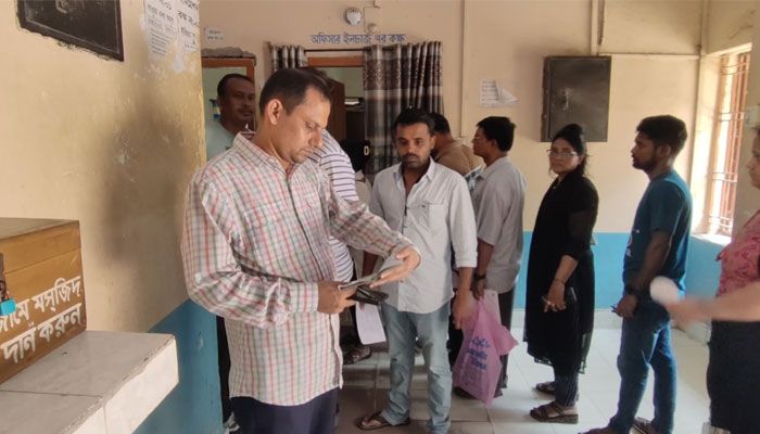 হিলি ইমেগ্রেশন চেকপোস্টে বাড়তি সতর্কতা। প্রবা ফটো