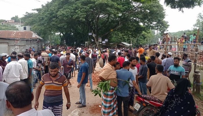বুধবার সকালে সংঘর্ষ চলাকালে উভয় পক্ষ ধাওয়া, পাল্টা ধাওয়া ও ইটপাটকেল নিক্ষেপ করতে থাকে। প্রবা ফটো