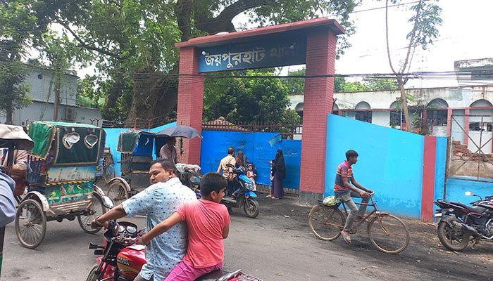 জয়পুরহাট সদর ‘পুলিশশূন্য’, থানার পাহারায় শিক্ষার্থীরা