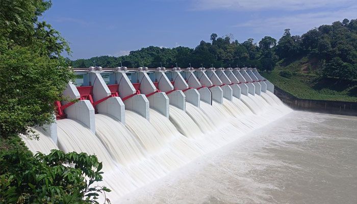 রাঙামাটির কাপ্তাই বাঁধের ১৬টি জলকপাট ১৮ ইঞ্চি অর্থাৎ দেড় ফুট করে খুলে দেওয়া হয়েছে। প্রবা ফটো