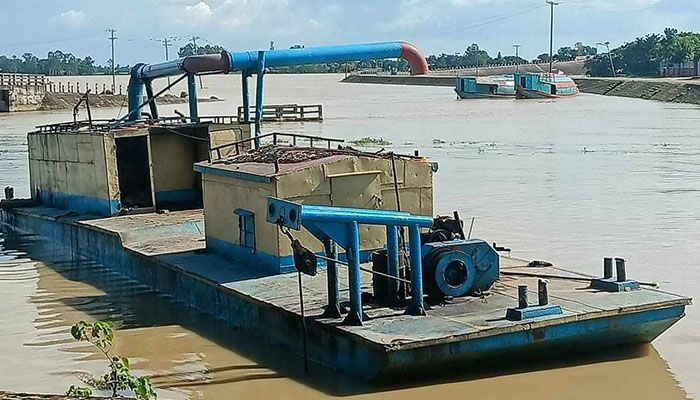 অষ্টগ্রামে দুই দিনে ১১ জন গ্রেপ্তার, তিন ড্রেজার জব্দ