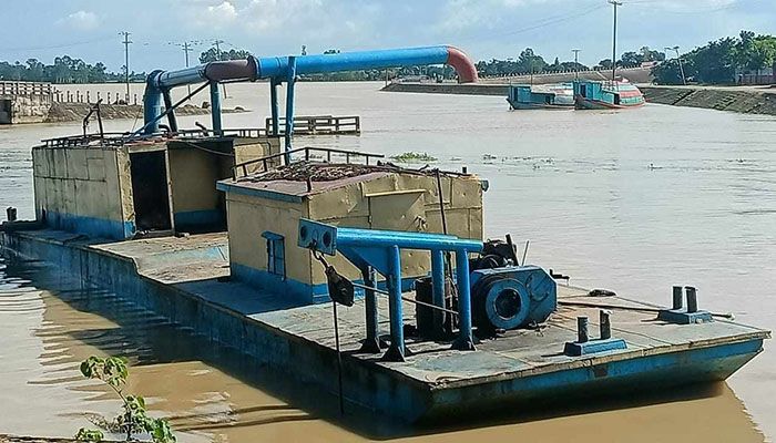 অষ্টগ্রামে অবৈধভাবে বালু উত্তোলন, ৫ ‘বালুখেকো’ গ্রেপ্তার