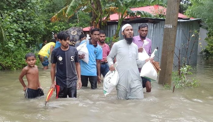 কমলনগরে বানভাসিদের পাশে তরুণ জনপ্রতিনিধি মুফতি নুরুল্লাহ খালিদ