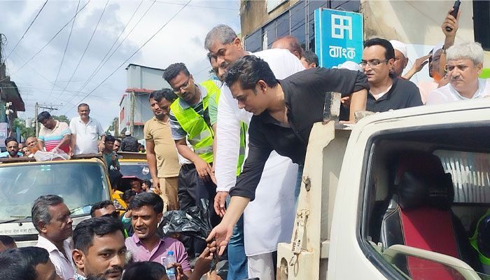 স্বতঃস্ফূর্তভাবে মানুষ বন্যার্তদের পাশে দাঁড়িয়েছে : পার্থ