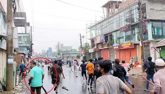 লক্ষ্মীপুরে শিক্ষার্থীদের লাঠিপেটা, চেয়ারম্যানের শটগান হাতে গাড়ি চালক