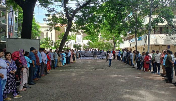 আন্দোলন প্রত্যাহার করে শিক্ষার্থীদের ঘরে ফেরার আহ্বান জবি নীল দলের শিক্ষকদের