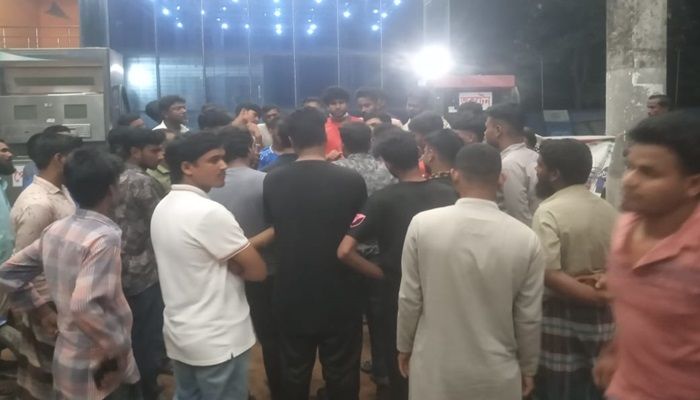 ভূরুঙ্গামারীতে পরিমাণে কম দেওয়ায় তেল পাম্প বন্ধ করল শিক্ষার্থীরা 