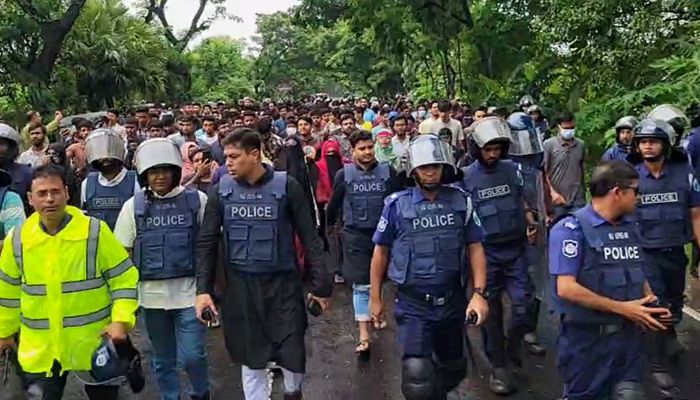 পাবনায় শিক্ষার্থীদের শান্তিপূর্ণ গণমিছিলে সহযোগিতা করল পুলিশ