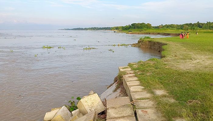পদ্মার তীরবর্তী এলাকায় ভাঙন আতঙ্ক