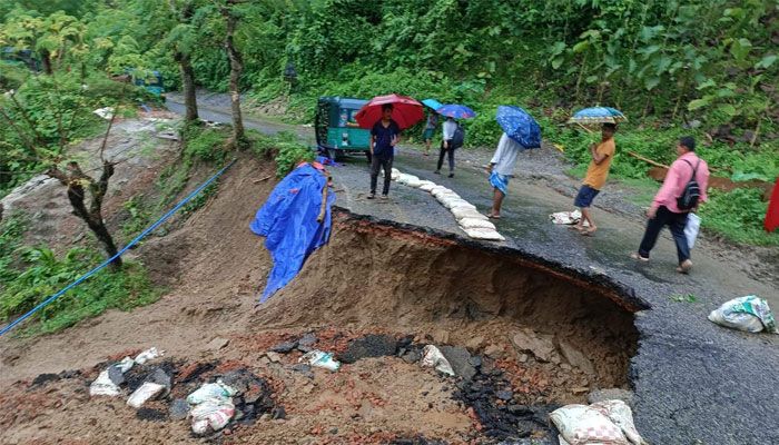 সড়কের মাটি ধসে যান চলাচল বন্ধ হয়ে গেছে। প্রবা ফটো