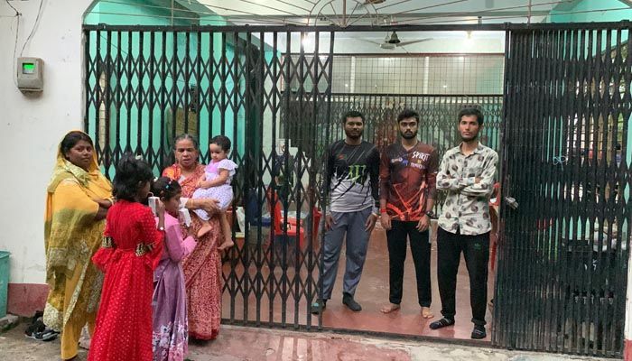 রাজশাহীতে মন্দিরের নিরাপত্তায় আন্দোলনকারীরা