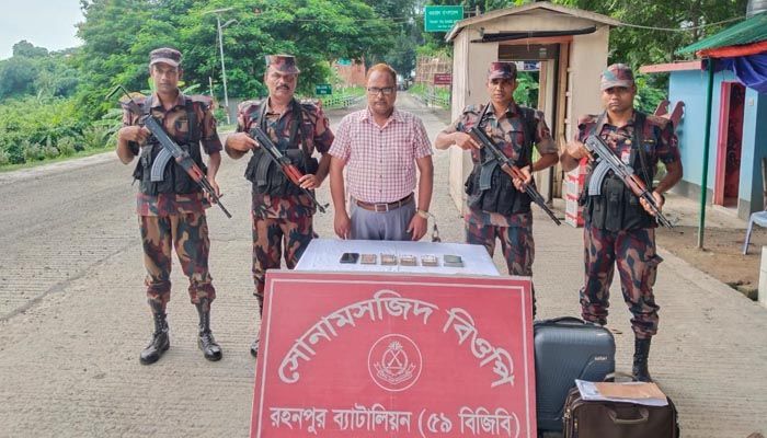ভারতে পালানোর সময় রাসিক হিসাব রক্ষক আটক