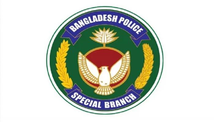 গুরুত্বপূর্ণ ব্যক্তিদের ইমিগ্রেশন পার হতে দেওয়া হচ্ছে না