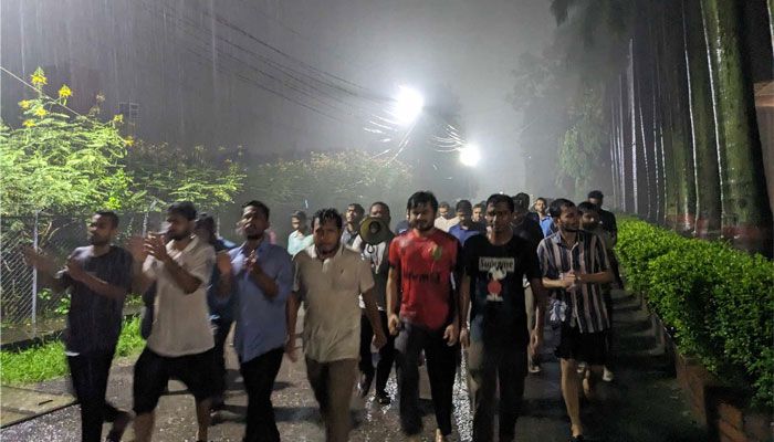 ভারতের বাঁধ খুলে আকস্মিক বন্যা সৃষ্টির প্রতিবাদে শেকৃবিতে বিক্ষোভ