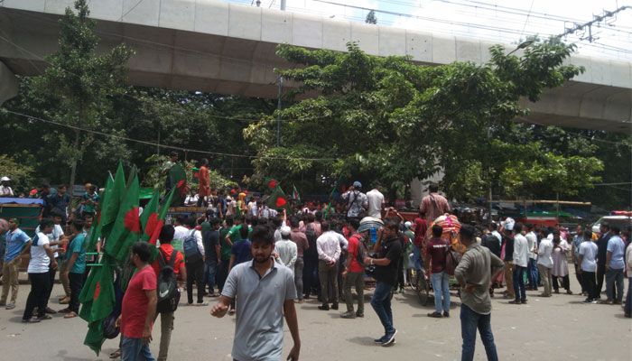 শাহবাগে জমায়েত হয়ে সাংস্কৃতিক অনুষ্ঠান করছেন শিক্ষার্থীরা