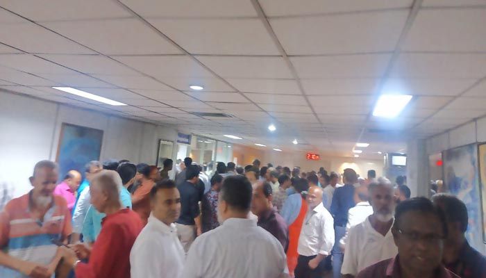 বোনাসের দাবিতে সোনালী ব্যাংকের এমডি অবরুদ্ধ