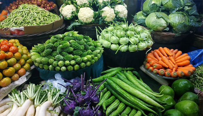 সরবরাহ বাড়ায় কমছে সবজি ও মুরগির দাম