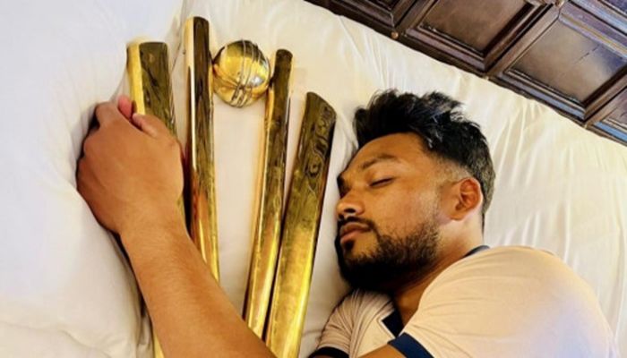 ট্রফি জড়িয়ে শান্তর ঘুম, যা বলছে নেটিজেনরা