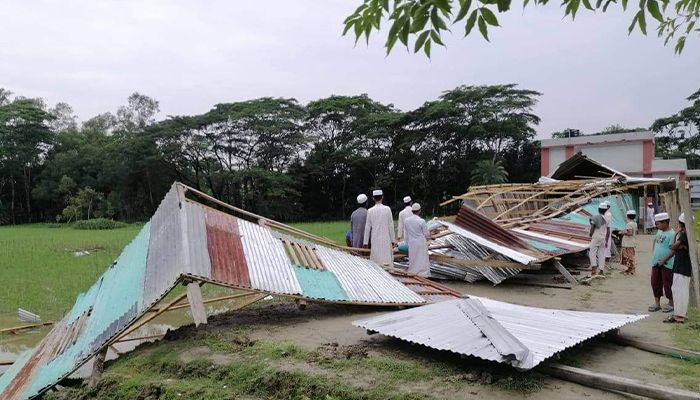 আকস্মিক ঘূর্ণিঝড়ে লন্ডভন্ড, দুই নারীর মৃত্যু