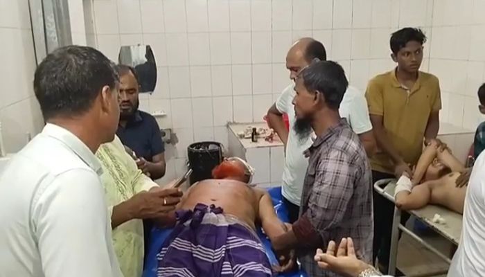 হাটের খাজনা নিয়ে বিএনপির দুই পক্ষের সংঘর্ষে আহত ৩