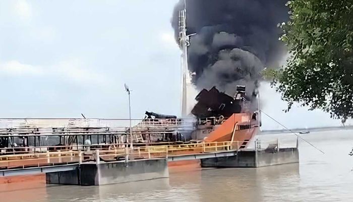 চট্টগ্রামে তেলবাহী জাহাজে বিস্ফোরণ, দুজনের মরদেহ উদ্ধার