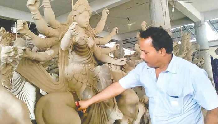 প্রতিমা তৈরিতে ব্যস্ত যশোরের মৃৎশিল্পীরা