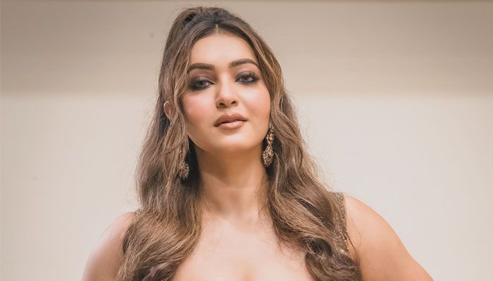মুখোশধারীদের চিনতে চান কৌশানি