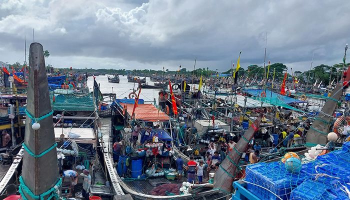 প্রতিকূল সাগর থেকে উপকূলে ফিরেছে ট্রলার