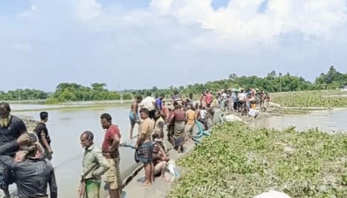 খুলনার দাকোপের ঢাকী নদীর বাঁধ ভেঙে কয়েকটি গ্রাম প্লাবিত হয়। পাউবোর সহযোগিতায় স্থানীয়দের স্বেচ্ছাশ্রমে বাঁধটি মেরামত করা হয়। প্রবা ফটো