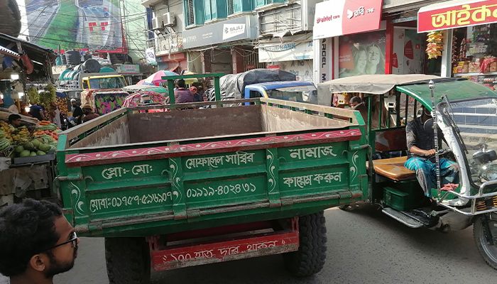ট্রাক্টরের দাপটে নাজেহাল কিশোরগঞ্জ শহরবাসী