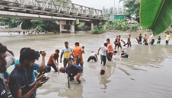 ভুলুয়া নদীর বাঁধ অপসারণে হাজারো মানুষ