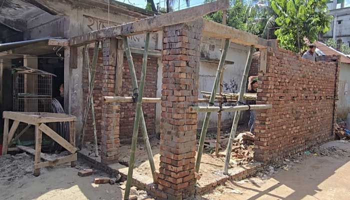 রূপগঞ্জে সরকারি রাস্তা কেটে ক্লাব নির্মাণ