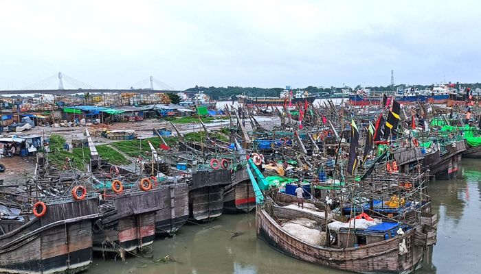  মাছ ধরার ট্রলারগুলো নিরাপদ আশ্রয়ে