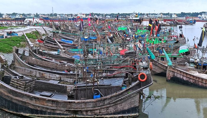  মাছ ধরার ট্রলারগুলো নিরাপদ আশ্রয়ে
