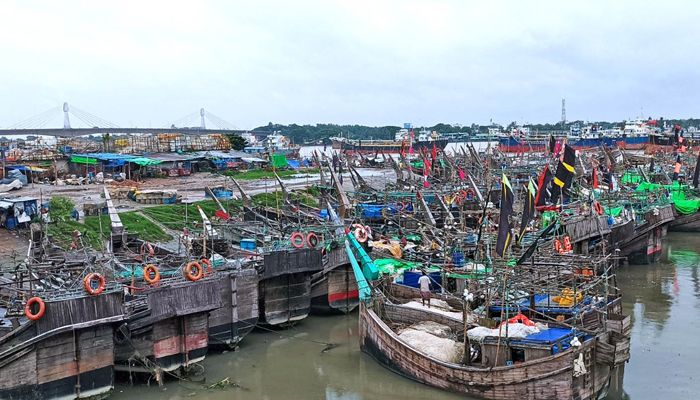  মাছ ধরার ট্রলারগুলো নিরাপদ আশ্রয়ে