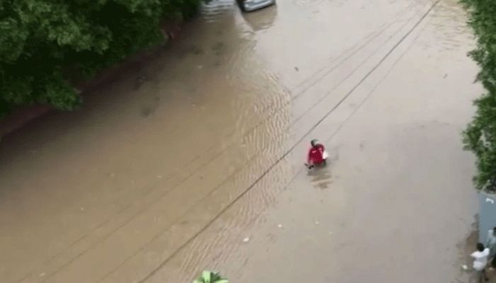 বন্যার পানিও ঠেকাতে পারেনি তাকে