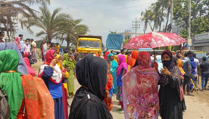 শ্রমিকরা বাইপাইল-আবদুল্লাহপুর সড়কের জিরাবো পর্যন্ত অবরোধ করেছে। প্রবা ফটো