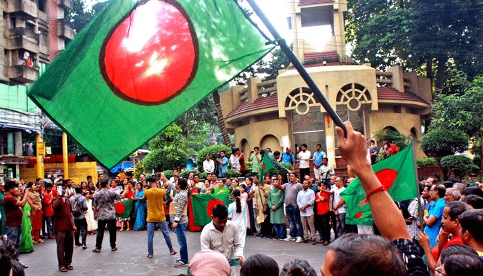 চট্টগ্রামে সমবেত কণ্ঠে জাতীয় সংগীত গেয়ে অবমাননার প্রতিবাদ