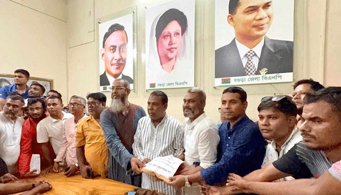 বন্যার্তদের সহায়তায় বগুড়ায় স্বেচ্ছাসেবক দলের পৌনে দুই লাখ টাকা হস্তান্তর