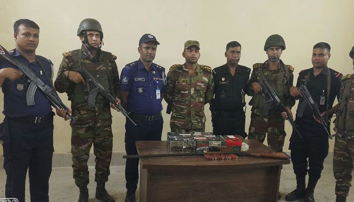 শুক্রবার রাতে বগুড়ায় যৌথ বাহিনীর অভিযানে একনলা বন্দুক ও গুলি উদ্ধার করা হয়েছে। প্রবা ফটো