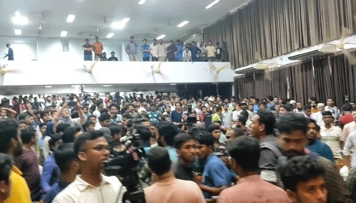সমন্বয়ক ইস্যুতে হাসনাত আব্দুল্লাহর সামনে বাগবিতণ্ডা-হাতাহাতি 