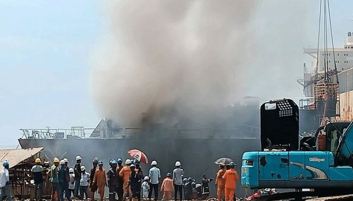 সীতাকুণ্ডে শিপ ইয়ার্ডে বিস্ফোরণের ঘটনায় তদন্ত কমিটি